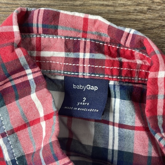 BabyGap Toddler Boys Red Blue White Plaid Button Up Collared Shirt, size 2 years - Picture 2 of 9